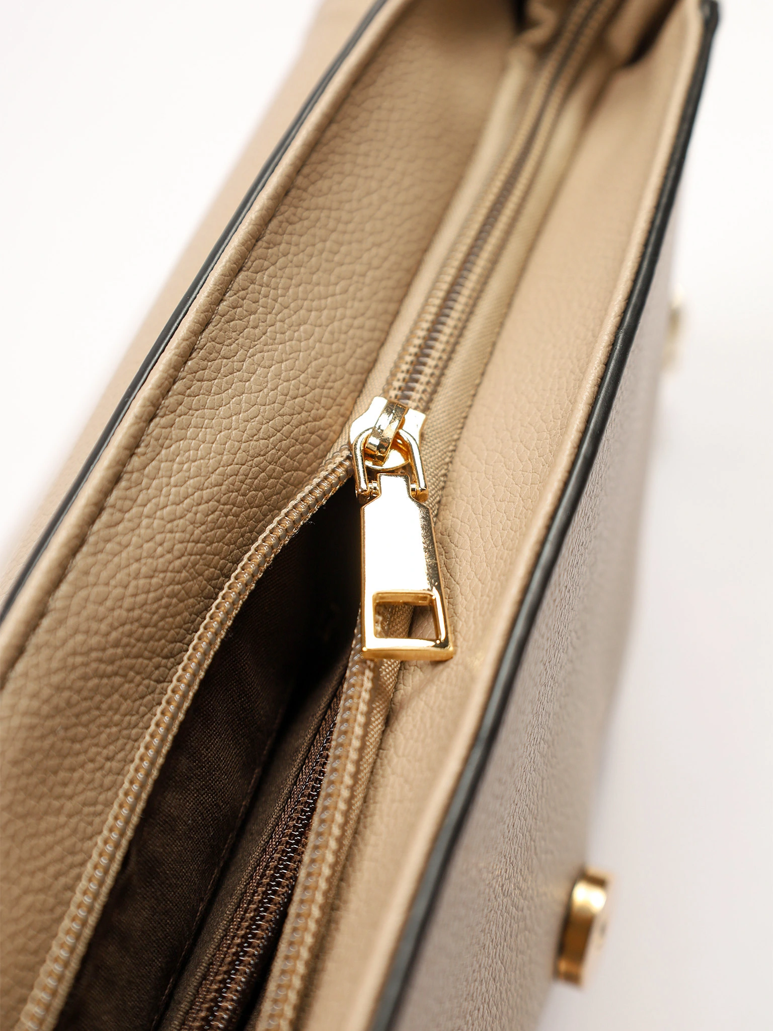 Сумка-кроссбоди с декоративной пряжкой в ассортименте